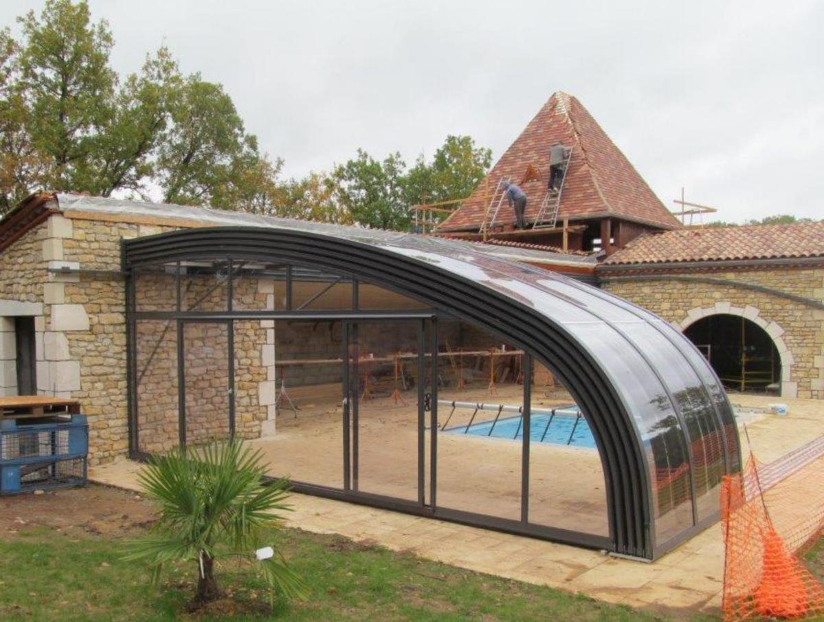 Abris de piscine adossés de type vérandas rétractables I Gamme adossée coulissante sur-mesure I Modèles d'abris adossés JURALU 
