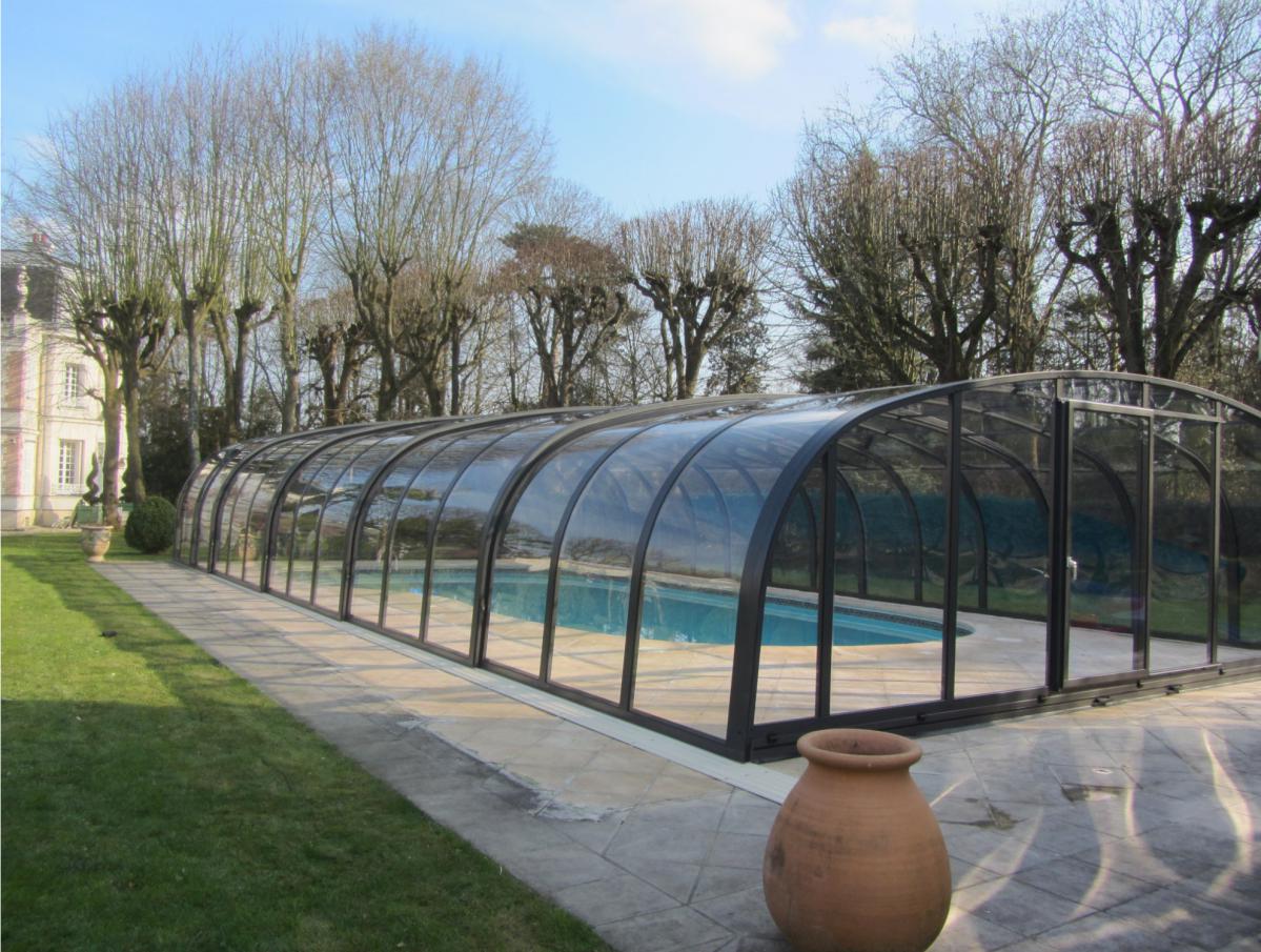 Abris de piscine hauts coulissants I Vérandas télescopiques pour piscine I Modèle d'abris haut JURALU
