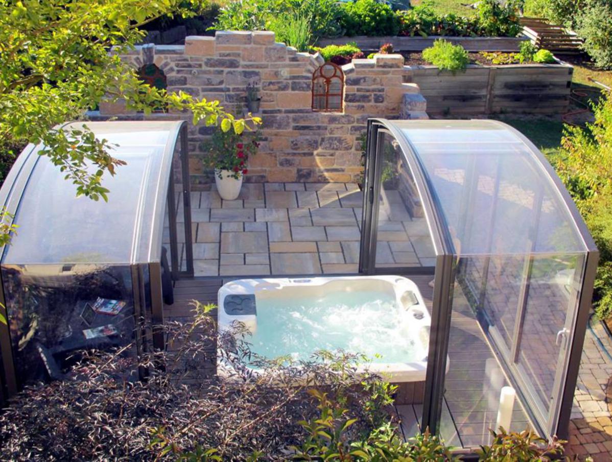 Abri de spa rectangulaire coulissant I abri de spa à pans droits et toirture transparente mobile I Modèle Carat JURALU
