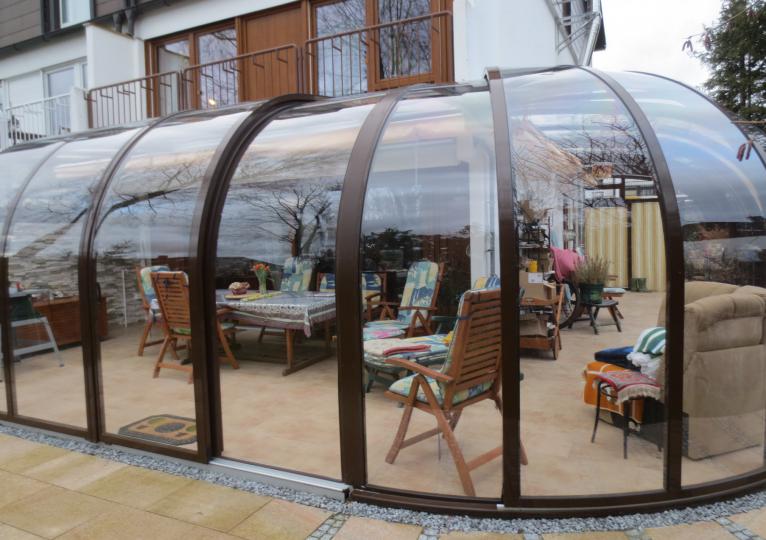 Abri de terrasse modèle PERLE de VÖROKA permettant d'habiller les angles extérieurs de terrasse
