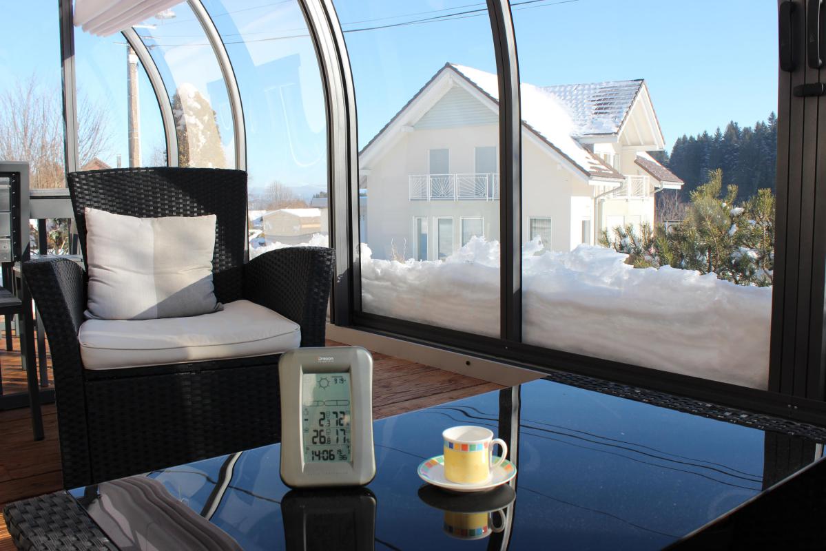 Abri de terrasse 3 saisons en hiver I Solar véranda sous la neige I Abri terrasse modèle SAPHIR JURALU
