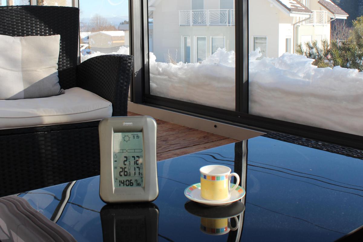 Abri de terrasse 3 saisons en hiver I Solar véranda sous la neige I Abri terrasse modèle SAPHIR JURALU
