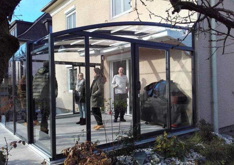 Je profite de mon abri de terrasse TOPAZ type véranda rétractable Juralu