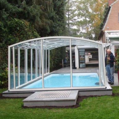 Abri de piscine résidentiel à pans droits I Version angulaire mobile I Modèle d'abri haut rétractable JURALU
