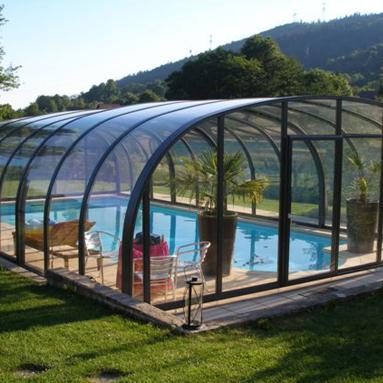 Abri de piscine résidentiel coulissant I Version dôme cintré télescopique I Modèle d'abri haut mobile JURALU
