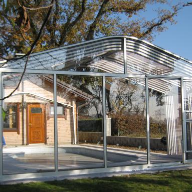 Abri de piscine résidentiel télescopique I Version maisonnette mobile I Modèle d'abri haut coulissant JURALU
