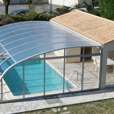 Abri de piscine adossé de type véranda piscine I version avec baies latérales I Modèle d'abri haut adossé poolhouse JURALU

