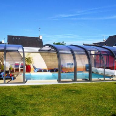 Abri de piscine adossé type véranda coulissante contre un mur mitoyen I Modèle d'abri véranda télescopique JURALU
