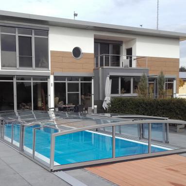 Abri de piscine bas angulaire I Version entièrement coulissante I Modèle d'abri bas JURALU
