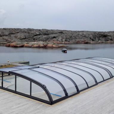 Abri de piscine bas cintré coulissant I Version sur guide entièrement télescopique I Modèle d'abris bas JURALU
