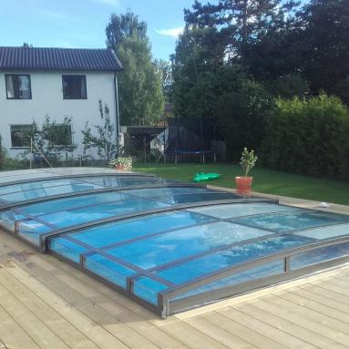 Abri de piscine plat entièrement coulissant I Mono Rail I vitrage toiture verre feuilleté sécurit I Modèle d'abris plats JURALU
