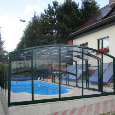 Abri de piscine mi-haut I Version à pans droits angulaire coulissant rétractable I Modèle d'abris mi-hauts JURALU
