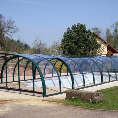 Abri de piscine mi-haut I Version cintrée en anse de panier et télescopique I Modèles d'abris coulissants mi-hauts JURALU
