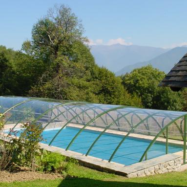 Abri de piscine semi-haut I Version coulissante I Forme monocintre I Modèle d'abris semi-hauts JURALU
