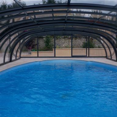 Abri de piscine semi-haut I Version télescopique I Vue intérieure I Modèle d'abris semi-haut JURALU
