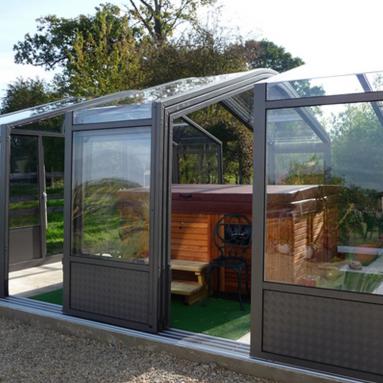 Abri de spa indépendant coulissant I Abri pour spa en forme de maisonnette escamotable I Modèle Nostalgy Juralu
