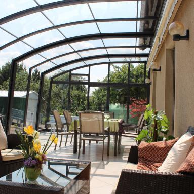 Abri de terrasse angulaire rétractable I Abri véranda à pans droits télescopique I Modèle TOPAZ JURALU
