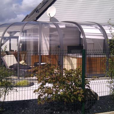 Abri de terrasse coulissant avec angle extérieur rotonde I Abri véranda mobile I Modèle PERLE JURALU
