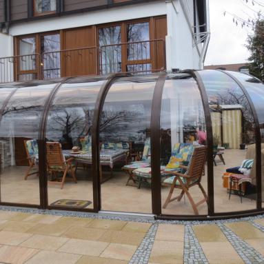 Abri de terrasse mobile avec angle extérieur rotonde I Abri véranda coulissant I Modèle PERLE JURALU
