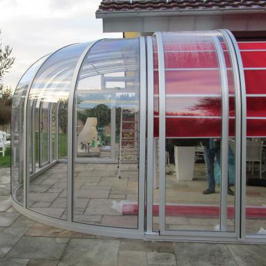 Abri de terrasse rétractable avec angle extérieur rotonde I Abri véranda télescopique I Modèle PERLE JURALU
