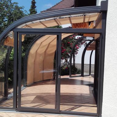 Abri de terrasse télecopique avec angle extérieur rotonde I Abri véranda rétractable I Modèle PERLE JURALU
