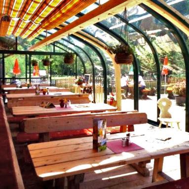 Abri de terrasse rétractable pour bar ou restaurant I Véranda télescopique pour espace professionnel I Modèle PRO JURALU
