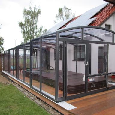 Abri de spa de nage sur terrasse forme angulaire parois verre feuilleté I Modèle Carat I Photo Voroka - Juralu
