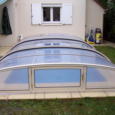 Abri de spa de nage très bas coulissant I Modèle Vision I Installation Voroka - Juralu
