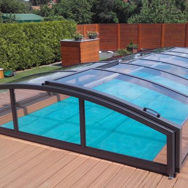 Abri de spa de nage bas angulaire verre feuilleté sécurit I Modèle Carat I Groupe France Allemagne Voroka - Juralu
