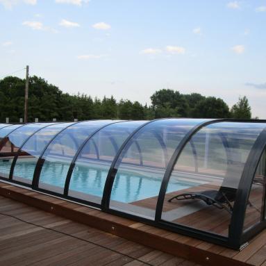 Abri de spa de nage télescopique cintré en anse de panier I Modèle Zenith mobile I Producteur Voroka - Juralu
