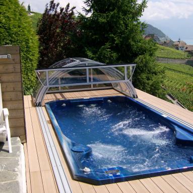 Abri de spa de nage amovible arrondi I Modèle Esprit transparent I Installation Voroka -Juralu
