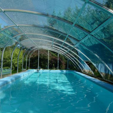 Abri de spa de nage asymétrique coulissant I Modèle Exclusiv I Groupe Voroka - Juralu
