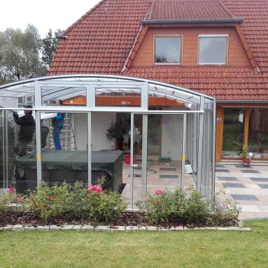 Abri de spa de neige haut résidentiel coulissant I Modèle Carat haut I Photo voroka - Juralu
