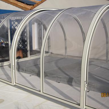 Abri de spa de nage haut télescopique I Modèle Magellan coulissant I Réalisation Voroka - Juralu
