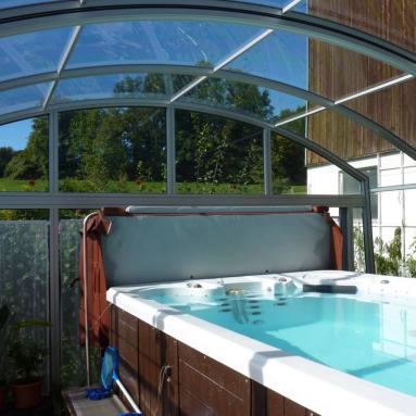 Abri de spa de nage haut coulissant vue de l'intérieur I Modèle Carat transparent I Réalisation Voroka - Juralu
