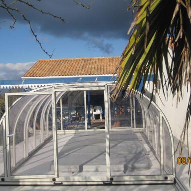 Abri de spa de nage indépendant haut  rétractable I Modèle Magellan I Fabricant Voroka - Juralu
