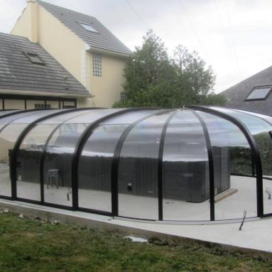 Abri de spa de nage avec demie-rotonde coulissante et résidentielle I Modèle Sublim I Fabricant allemand Voroka- Juralu
