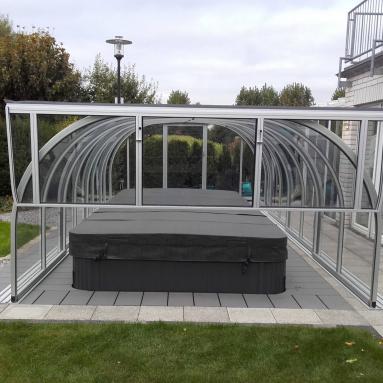 abri de spa de nage semi-haut coulissant avec façade articulée repliable I Modèle Zenith cintré I Usine Voroka - Juralu
