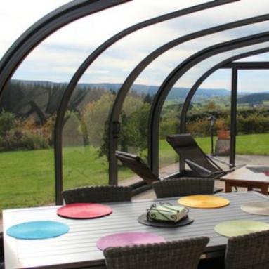 Abri de terrasse 3 saisons vue de l'interieur au printemps I Modèle Saphir Juralu
