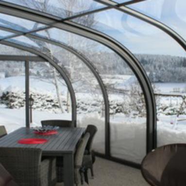 Abri de terrasse 3 saisons vue de l'extérieur au printemps I Modèle Saphir Juralu
