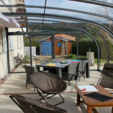 Abri de terrasse 3 saisons vue de l'extérieur en hiver avec neige I Modèle Saphir Juralu
