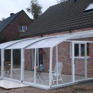Pergola mobile pour terrasse avec vitrage transparent modèle bioclimatique TOPAZ

