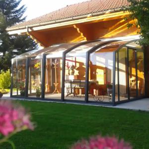 Pergola vitrée transparente et télescopique en aluminium modèle TOPAZ
