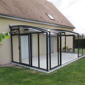 Perogola vitrée transparente et escamotable avec store intégrée TOPAZ
