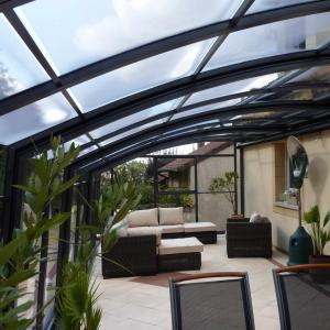 Verrière rétractable pour profiter de sa terrasse modèle TOPAZ
