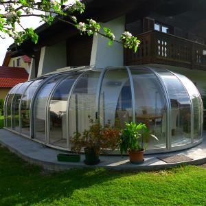 Abri terrasse circulaire I Abri véranda Vöroka coulissante I Mdoèle PERLE Juralu
