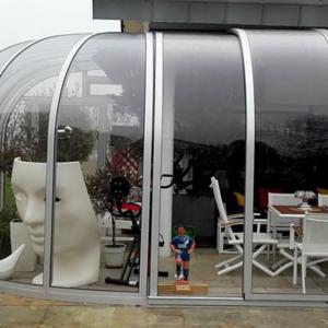 Abri de terrasse arrondi I Véranda rétractable I Modèle PERLE Vöroka-Juralu
