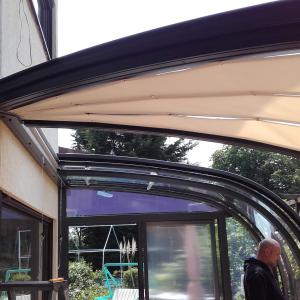 Véranda bioclimatique I Abri terrasse circulaire I Modèle PERLE Vöroka-Juralu
