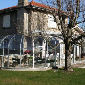 Véranda rotonde bioclimatique I Abri terrasse coulissant I Modèle PERLE Vöroka-Juralu
