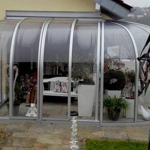 Abri terrasse bioclimatique I Véranda avec angle extérieur rond I Modèle PERLE Vöroka-Juralu
